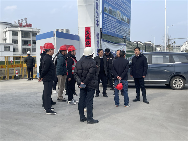 2月5日，县长王奇勇带队调研新徽商创业基地一期一标段项目春节后复工复产工作，乐鱼官方体育网站总经理潘楷金陪同调研。.jpg