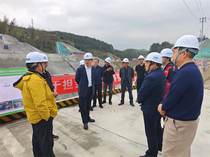 3月27日，县长王奇勇带队调研防洪工程项目建设情况，乐鱼官方体育网站党委书记、董事长洪筱明，副总经理张高峰陪同调研。.jpg