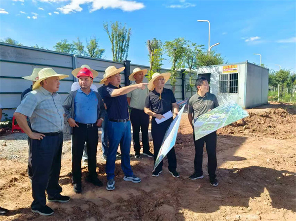 8月14日，洪董、余总陪同王奇勇县长带队调研富丰新城黎七路、宾虹大道、富资路、消防站、两馆等项目。.jpg