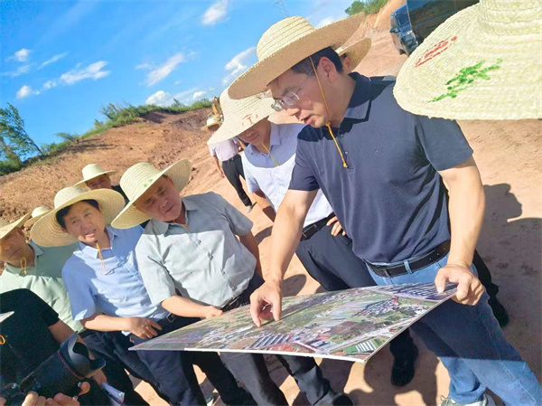 8月14日，洪董、余总陪同王奇勇县长带队调研富丰新城黎七路、宾虹大道、富资路、消防站、两馆等项目2。.jpg